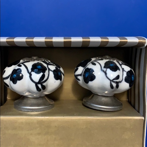 Patterned drawer pulls - Picture 2 of 2